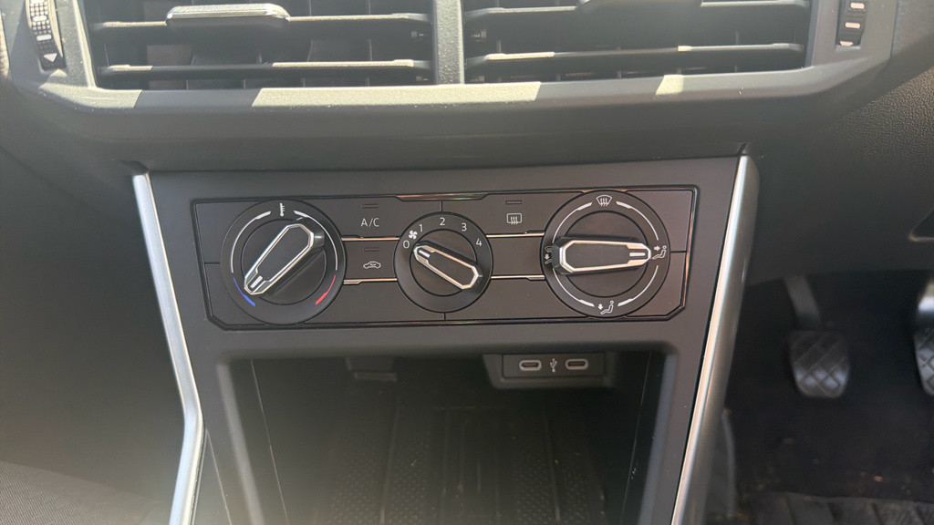 Volkswagen Polo Life Black #33