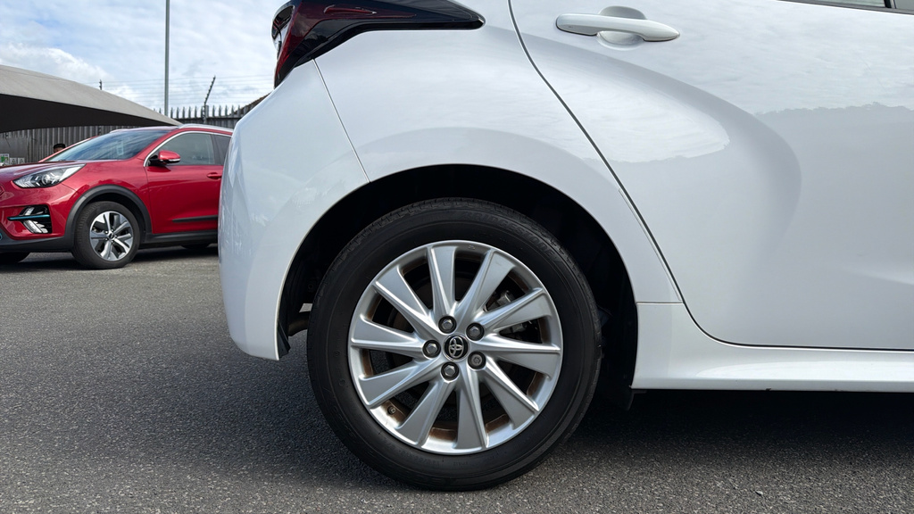 Toyota Yaris Dynamic White #19