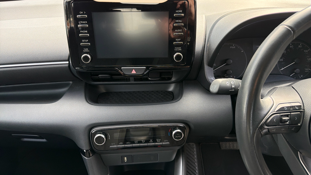 Toyota Yaris Dynamic White #12