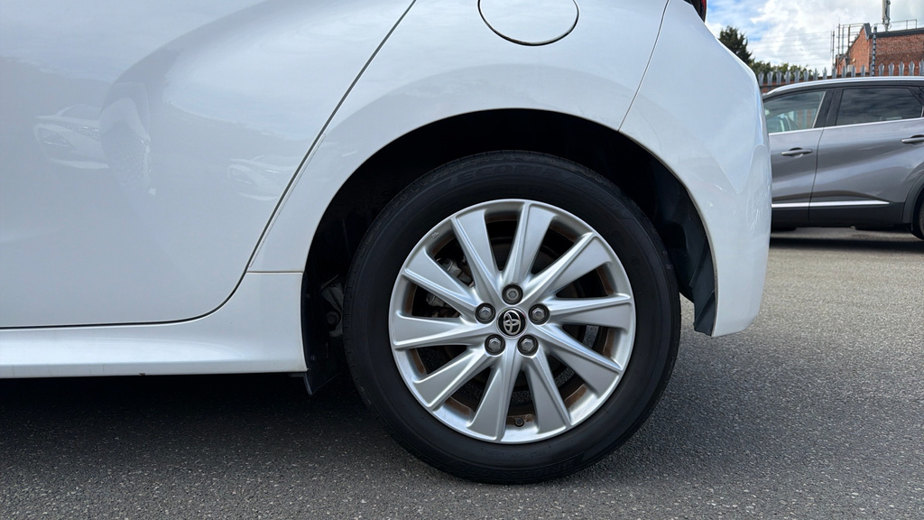 Toyota Yaris Dynamic White #18