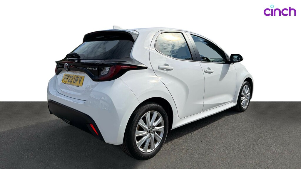 Toyota Yaris Dynamic White #3