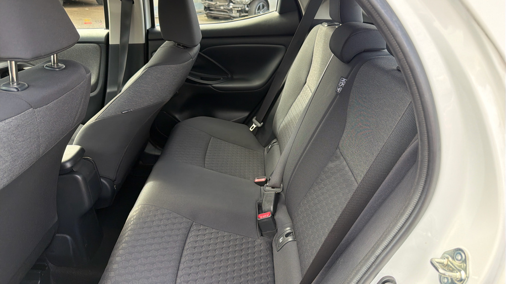Toyota Yaris Dynamic White #14