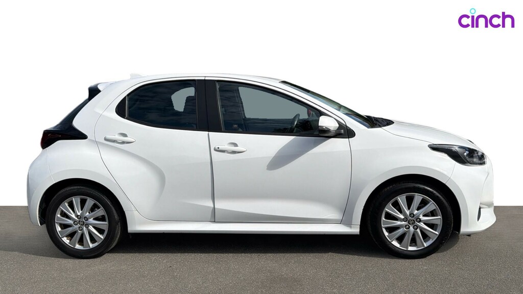 Toyota Yaris Dynamic White #2