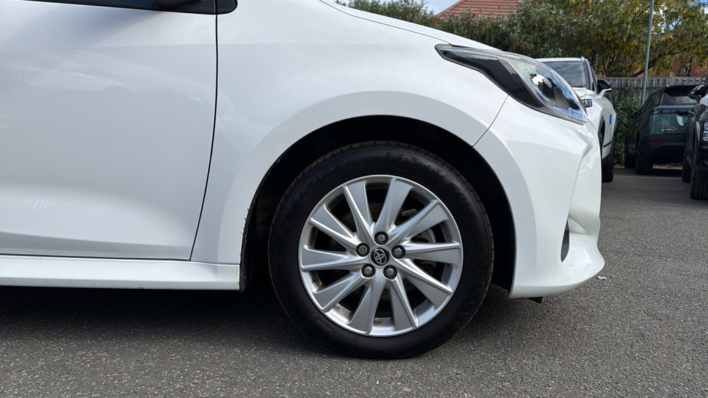 Toyota Yaris Dynamic White #20