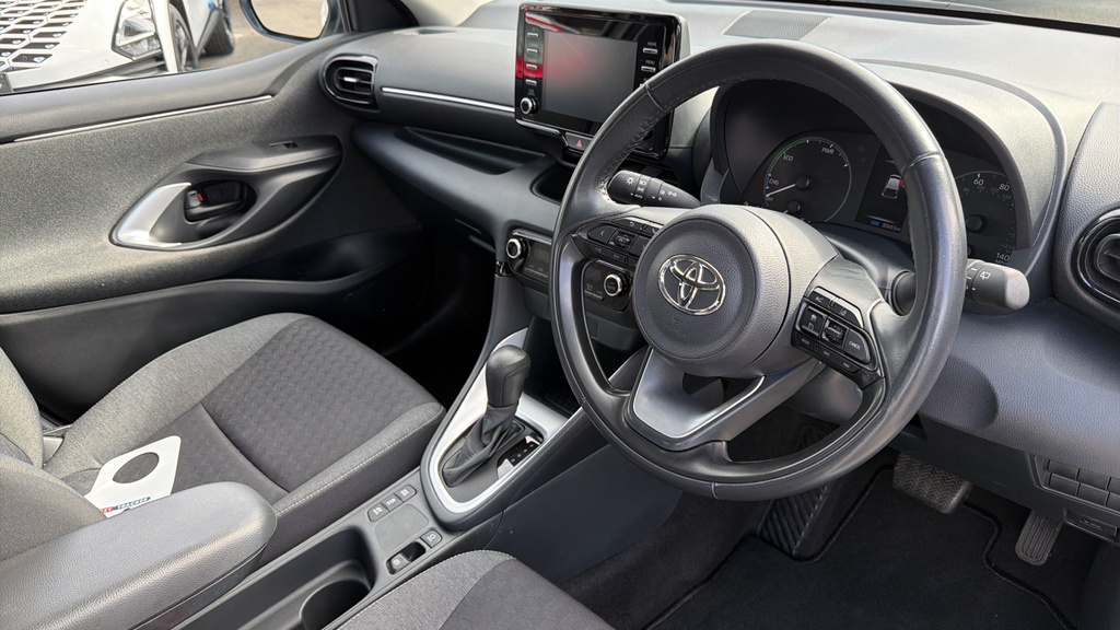Toyota Yaris Dynamic White #9