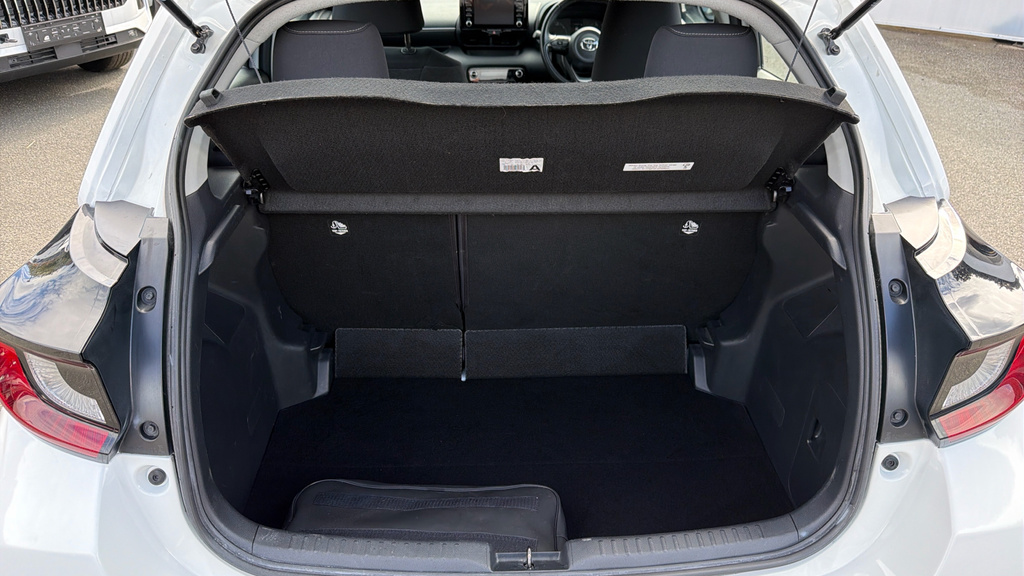 Toyota Yaris Dynamic White #15