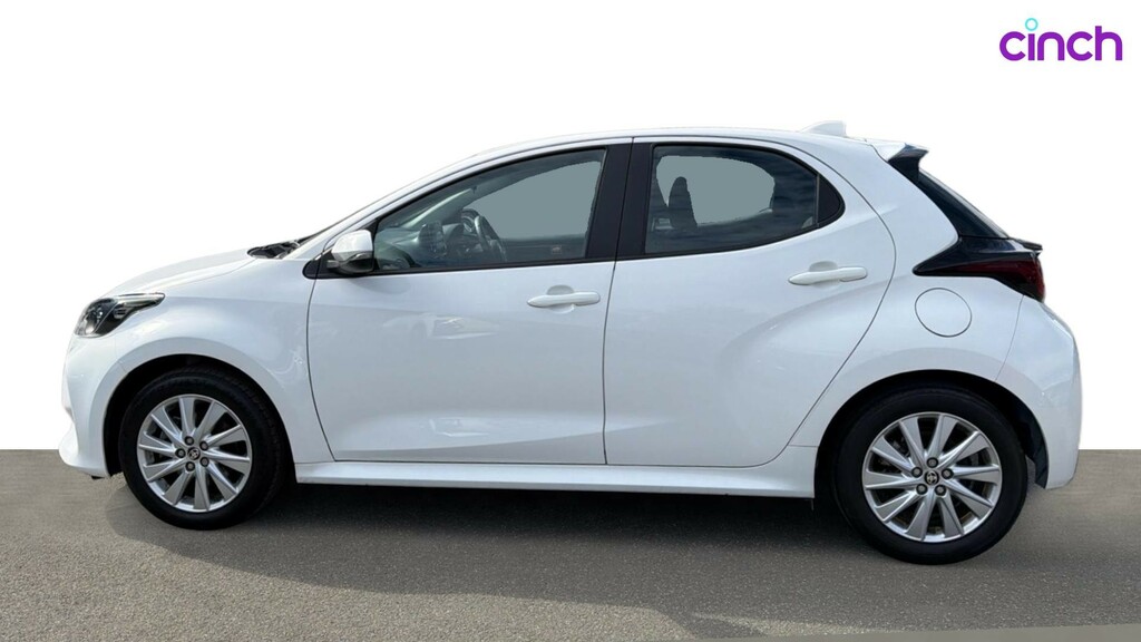 Toyota Yaris Dynamic White #6