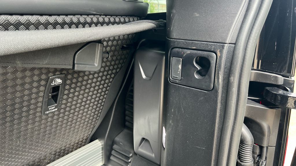 Land Rover Defender 3L Se White #39
