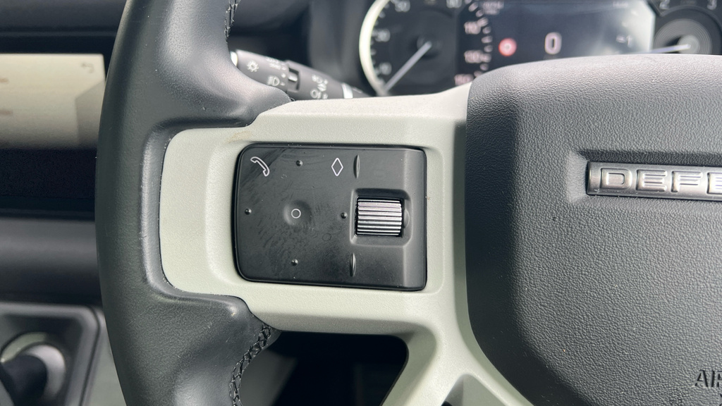 Land Rover Defender 3L Se White #42
