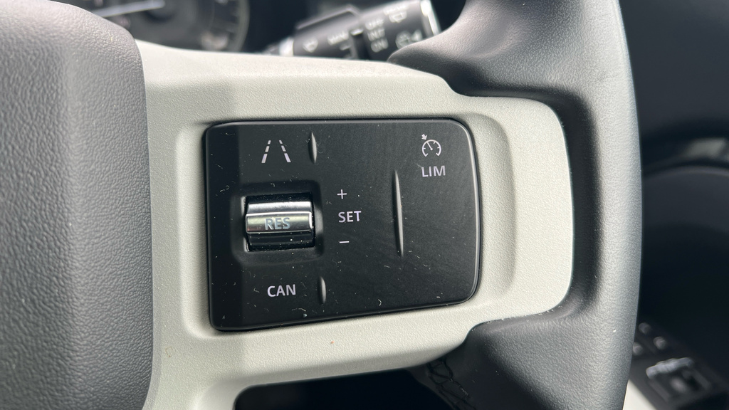 Land Rover Defender 3L Se White #41