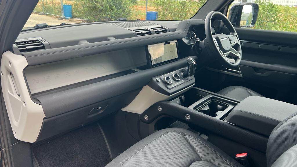 Land Rover Defender 3L Se White #10