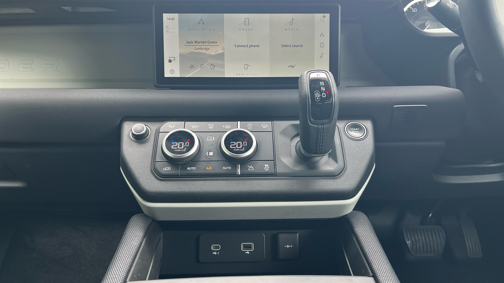 Land Rover Defender 3L Se White #11