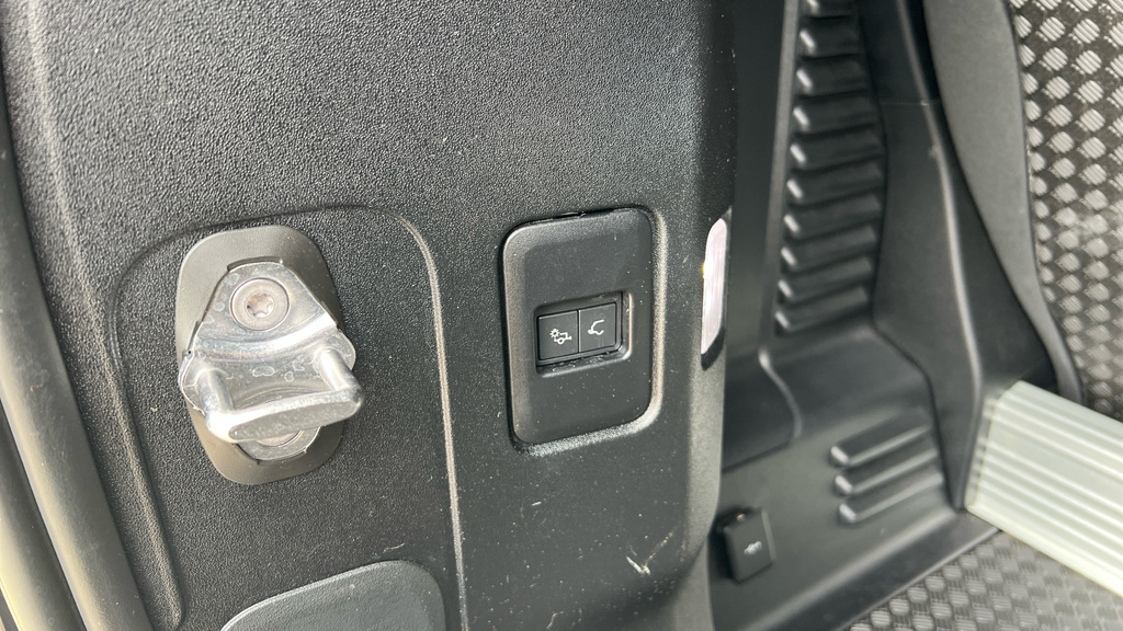 Land Rover Defender 3L Se White #51