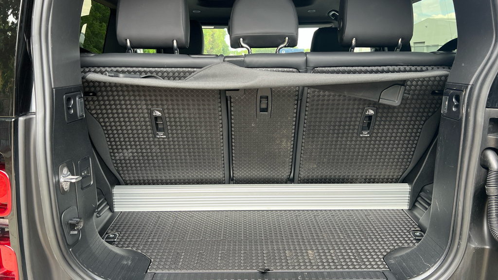 Land Rover Defender 3L Se White #14