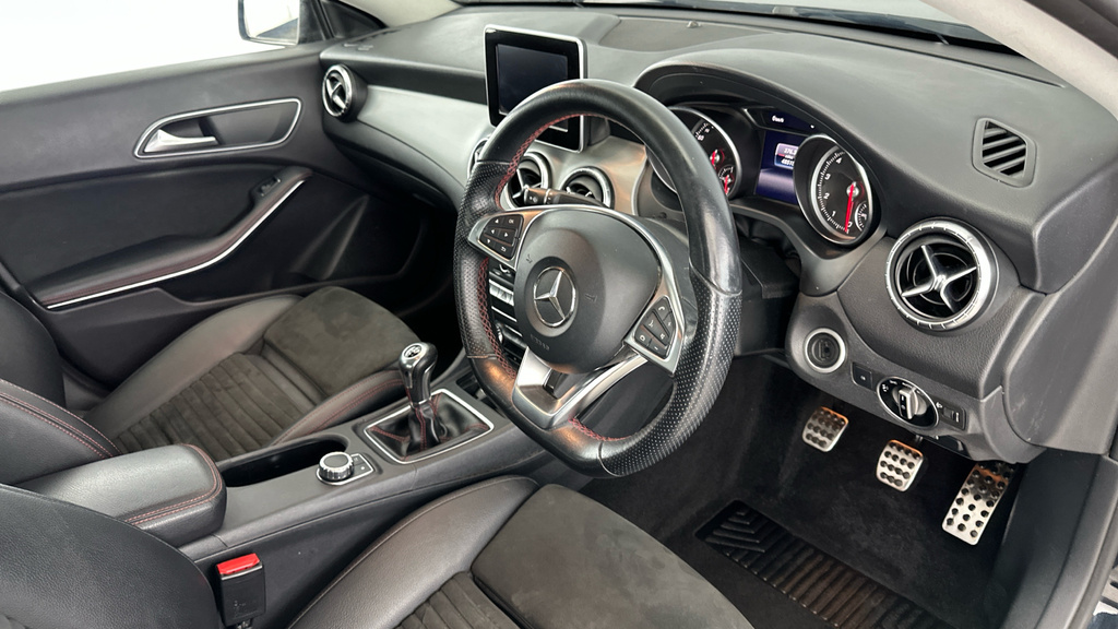 Mercedes-Benz CLA Class 200 Amg Line Tip Black #9