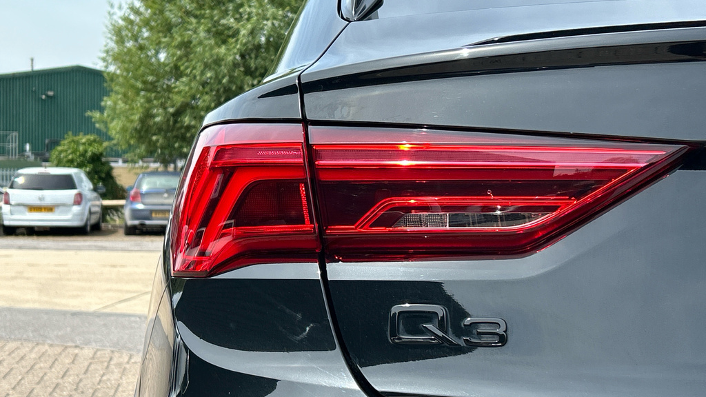 Audi Q3 1.5 Tfsi Cod 35 Black Edition Sportback Grey #38