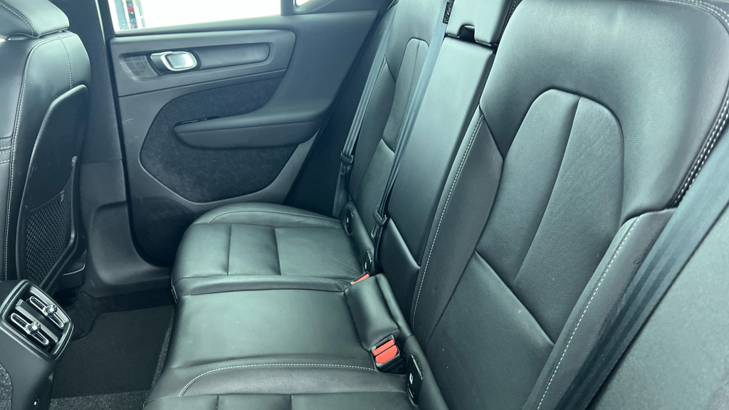 Volvo XC40 2.0 B4p R Design Red #24