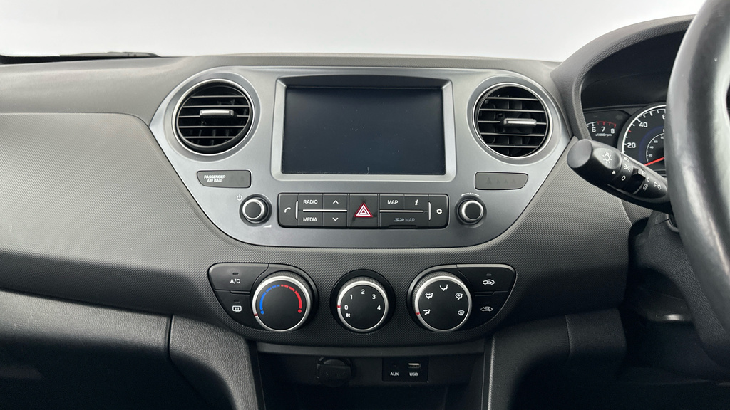 Hyundai I10 1.0 Play White #14