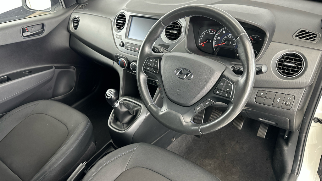 Hyundai I10 1.0 Play White #9