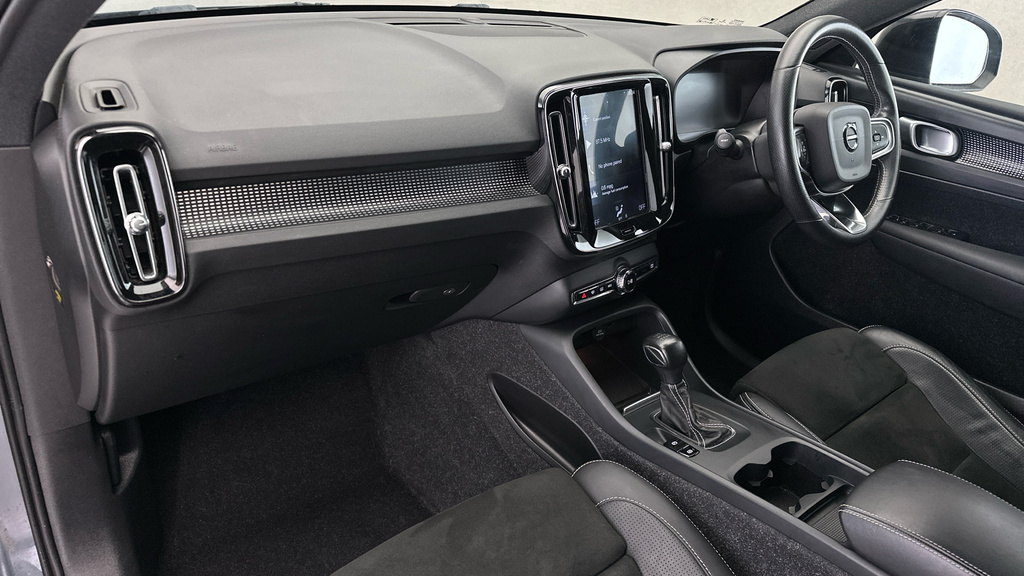 Volvo XC40 T3 R-design Pro White #13