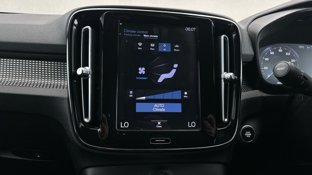 Volvo XC40 T3 R-design Pro White #17