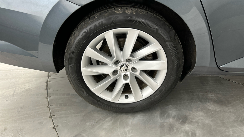 Skoda Superb 2020 1.4 Tsi 218Ps Se Technology Iv Dsg Hatchbac Silver #26