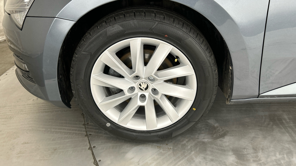 Skoda Superb 2020 1.4 Tsi 218Ps Se Technology Iv Dsg Hatchbac Silver #24