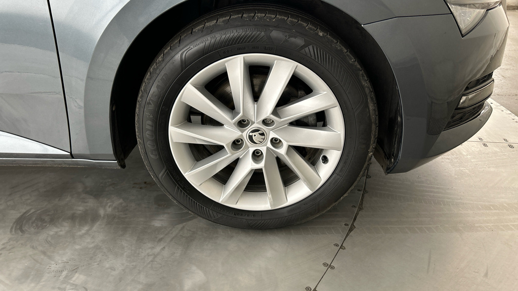 Skoda Superb 2020 1.4 Tsi 218Ps Se Technology Iv Dsg Hatchbac Silver #27