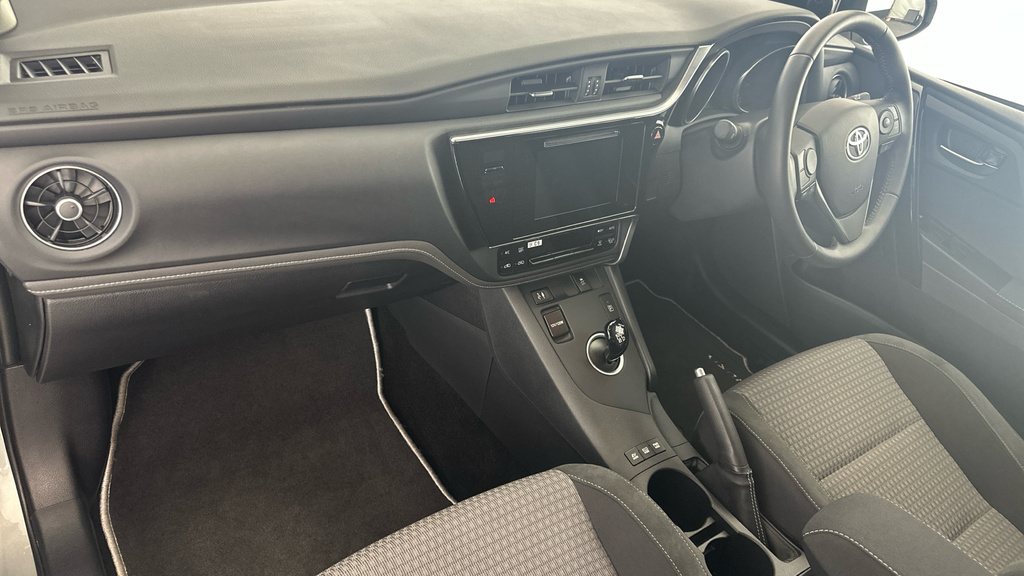 Toyota Auris 1.6 D-4d Design Tss Red #13