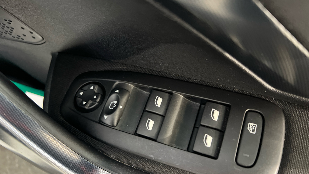 Peugeot 2008 Allure Premium Grey #31