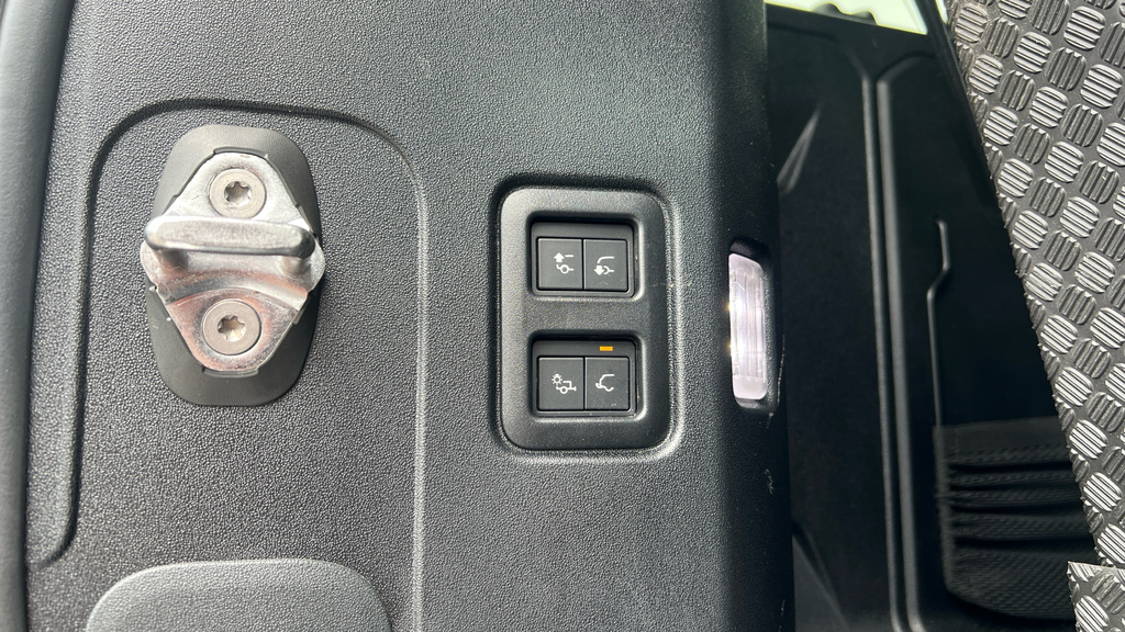 Land Rover Defender 3.0 Se 246 Bhp Green #28