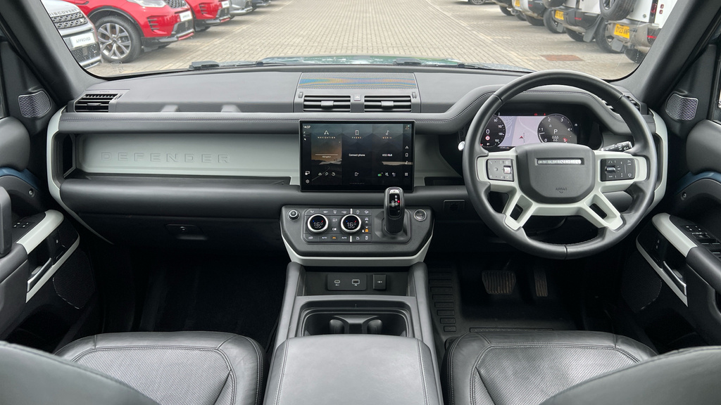 Land Rover Defender 3.0 Se 246 Bhp Green #37
