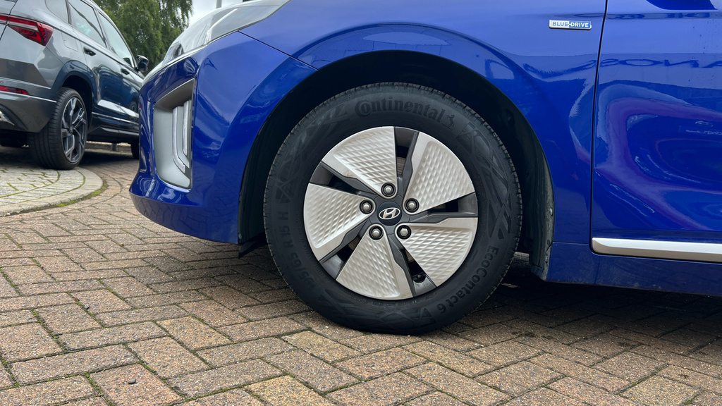 Hyundai Ioniq Hatchback White #19