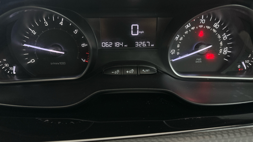 Peugeot 208 Allure Black #15