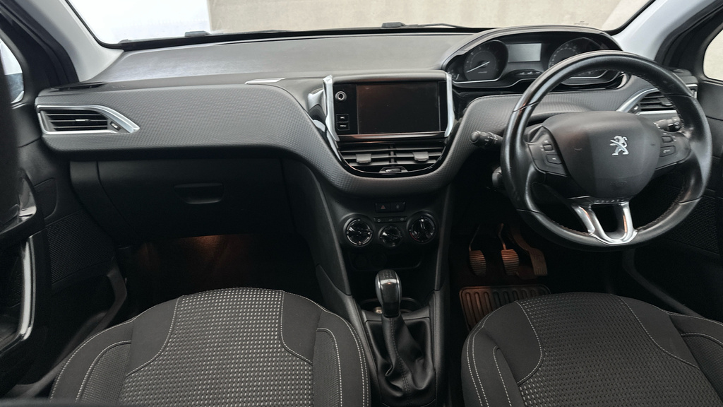 Peugeot 208 Allure Black #11