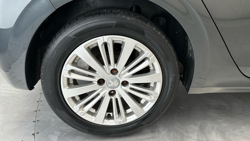 Peugeot 208 Allure Black #21