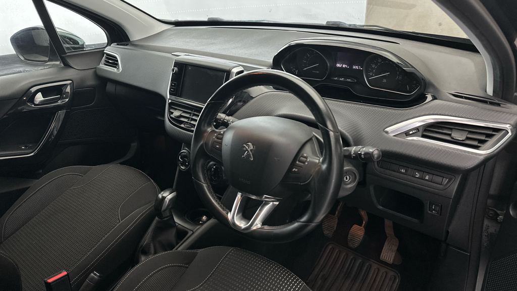 Peugeot 208 Allure Black #9
