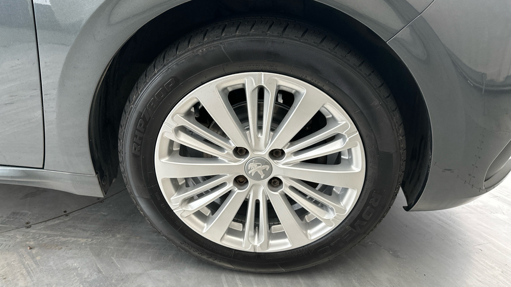 Peugeot 208 Allure Black #22