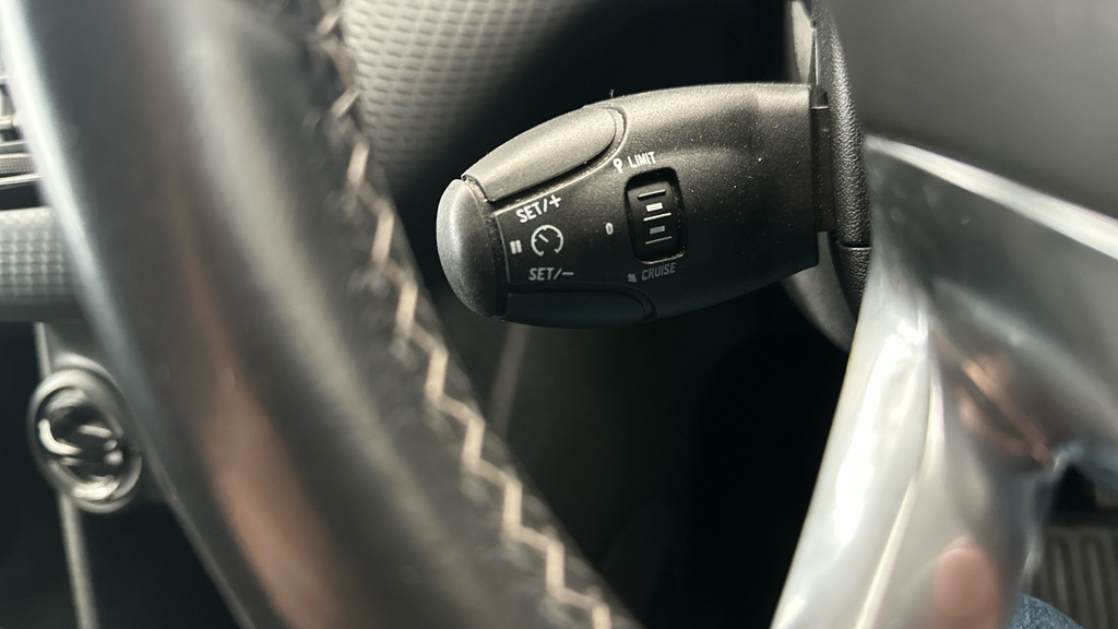 Peugeot 208 Allure Black #12