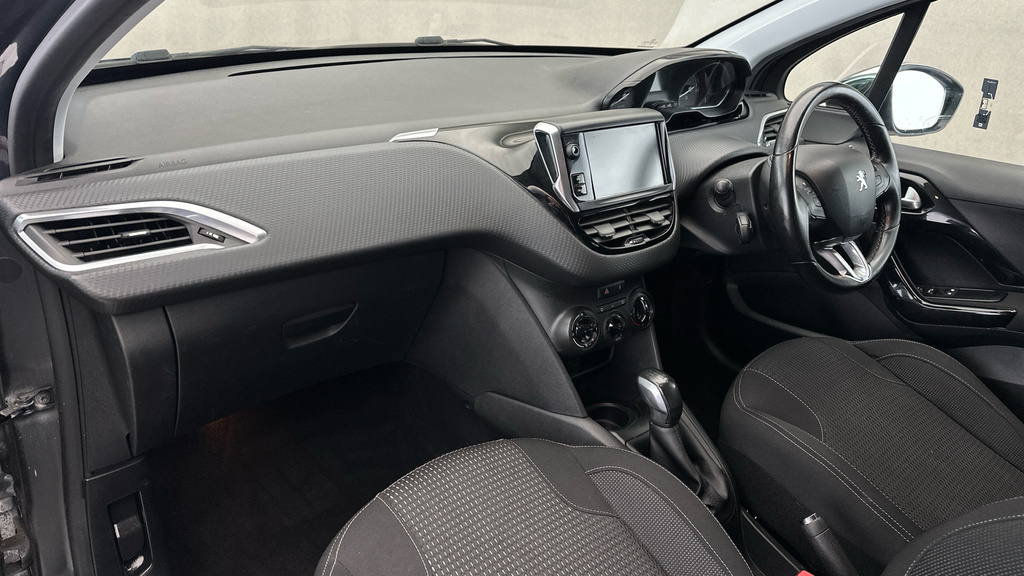Peugeot 208 Allure Black #10