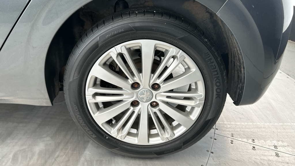 Peugeot 208 Allure Black #20