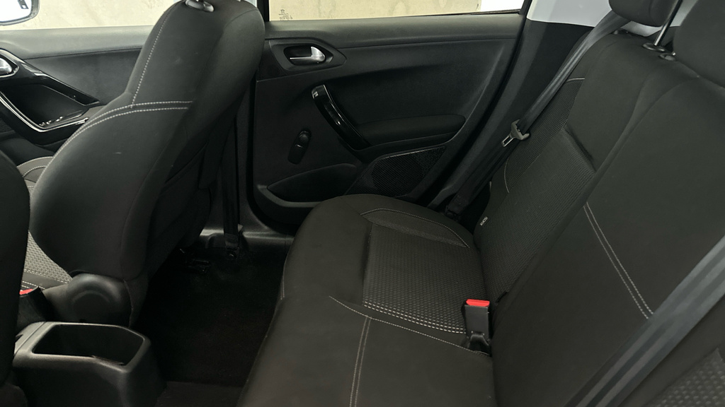 Peugeot 208 Allure Black #16