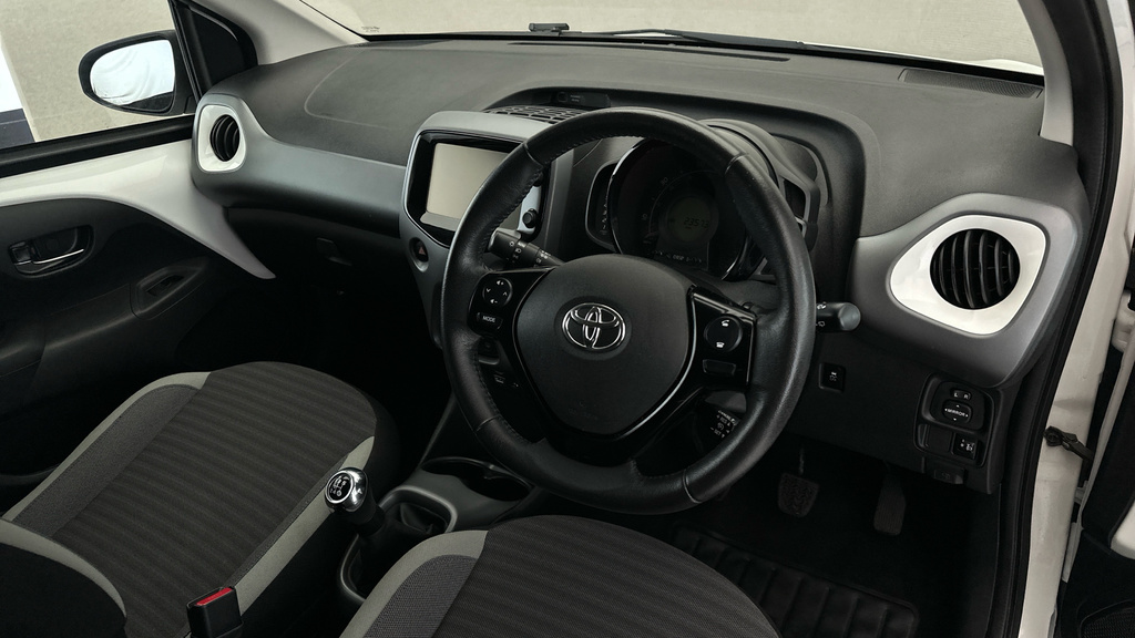 Toyota Aygo X X-press White #9