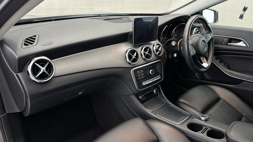 Mercedes-Benz GLA Class Gla 200 Amg Line Executive White #12