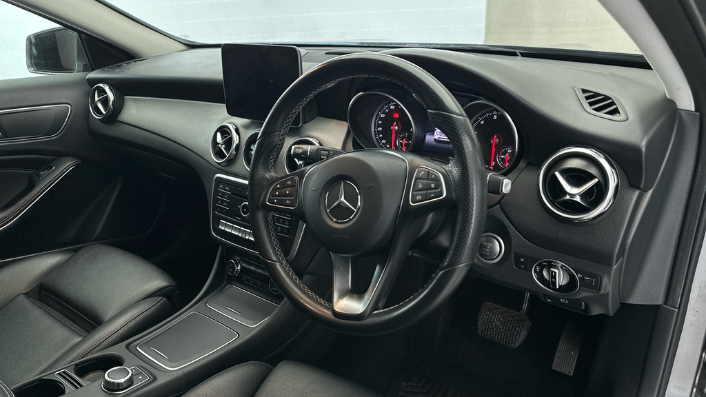 Mercedes-Benz GLA Class Gla 200 Amg Line Executive White #11