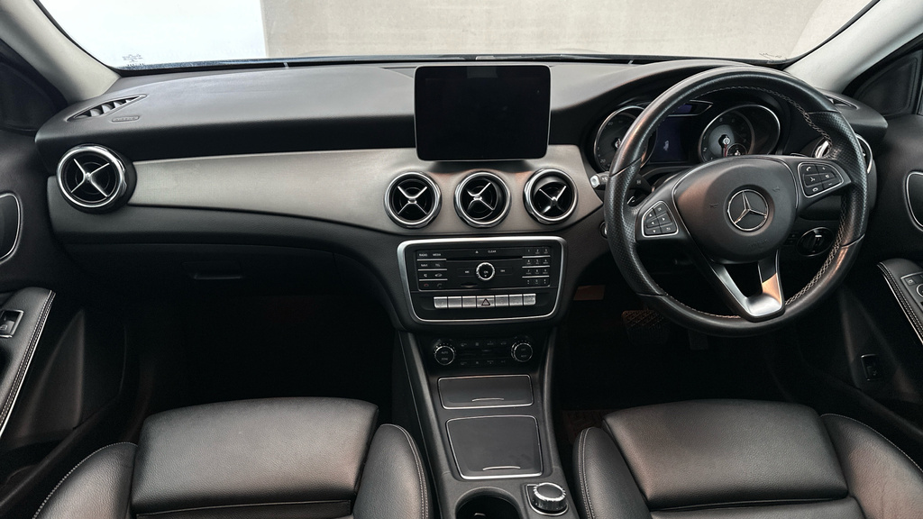 Mercedes-Benz GLA Class Gla 200 Amg Line Executive White #13
