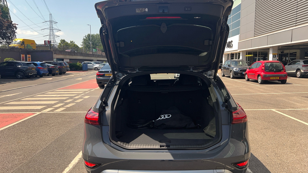 Audi A6 Avant Audi A6 Avant Launch Edition E-tron Performance 27 White #15