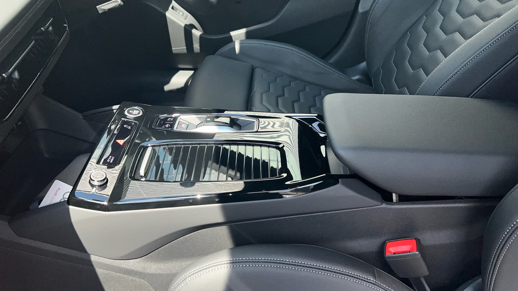 Audi A6 Avant Audi A6 Avant Launch Edition E-tron Performance 27 White #25