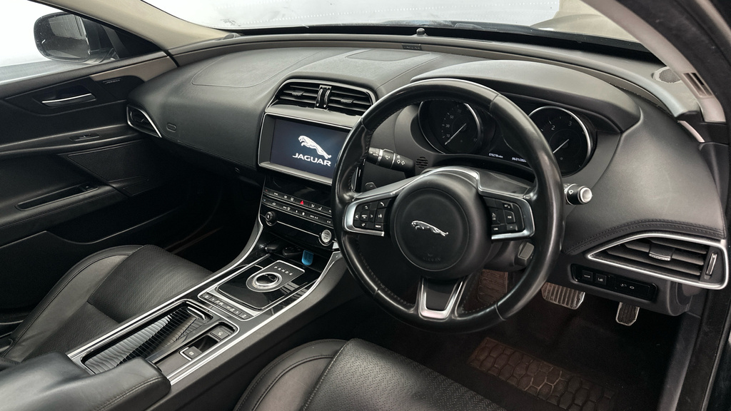 Jaguar XE 2.0 Ingenium Portfolio Red #11