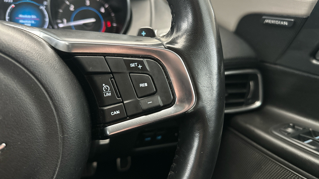 Jaguar XE 2.0 Ingenium Portfolio Red #14